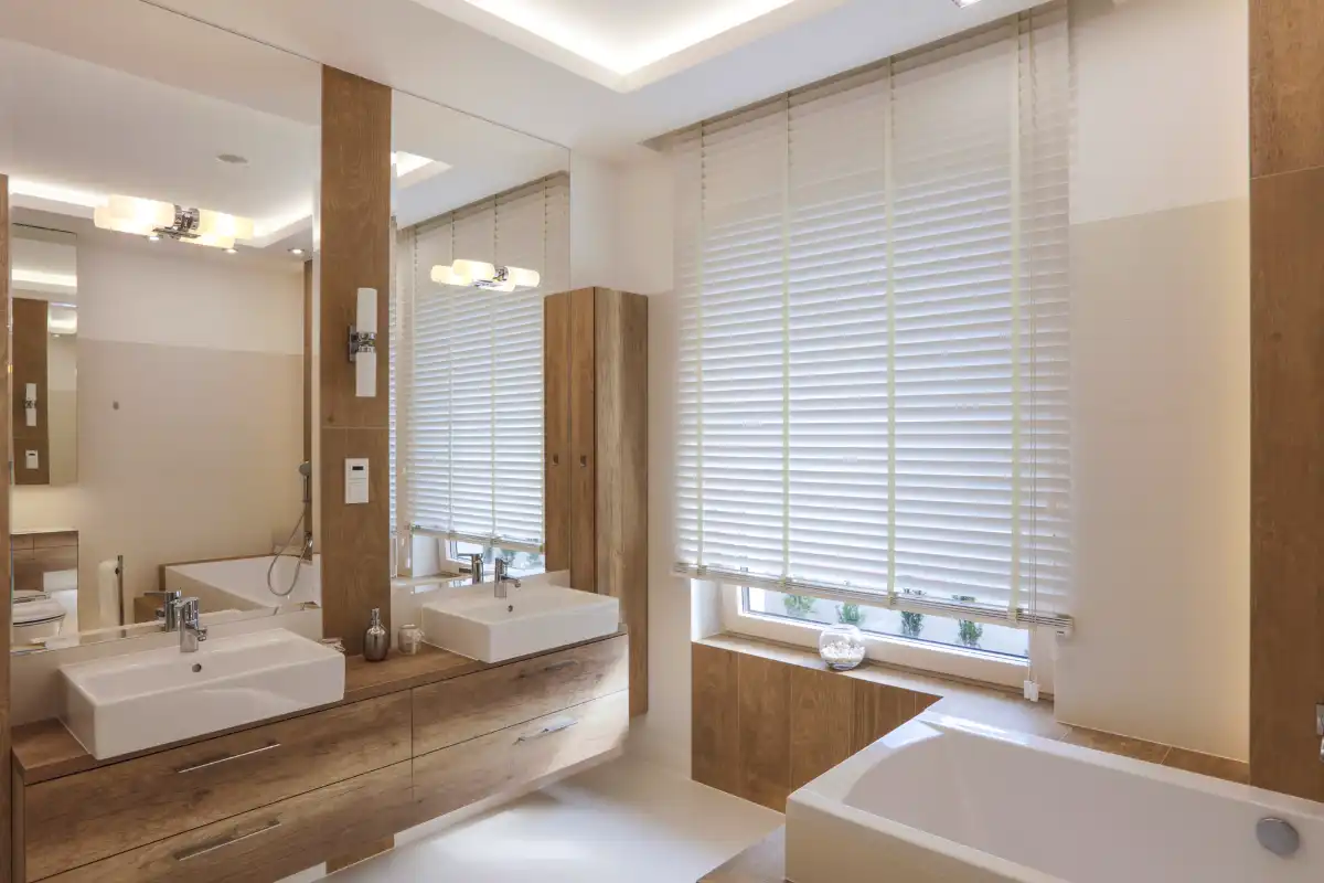Badezimmer mit natürlichen Holzelementen und Innenjalousien Sonnenschutz im Innenraum eines Badezimmers