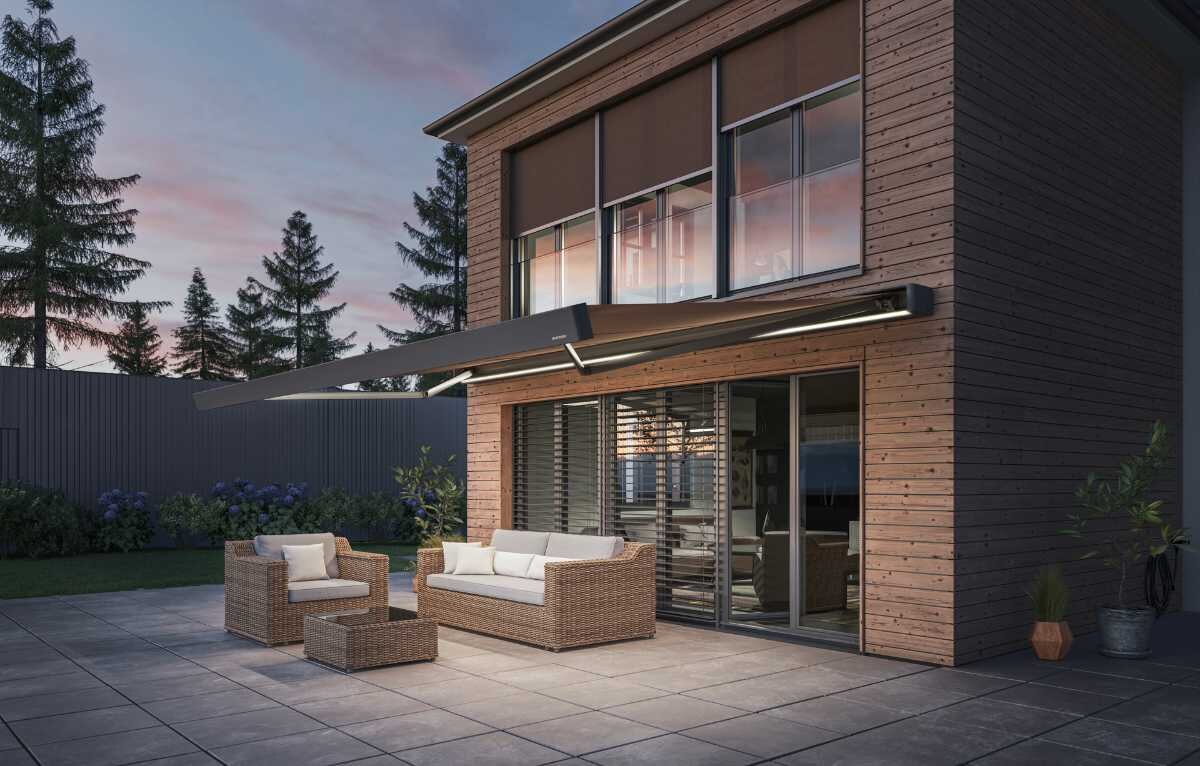 Terrassengestaltung mit Markise und Gartenmöbeln Moderne Terrasse mit Markise und stilvollen Gartenmöbeln