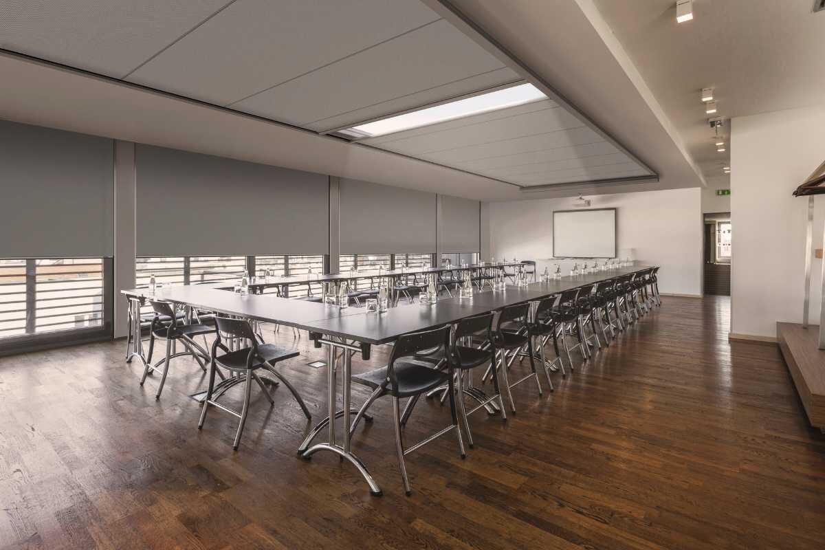 Innenjalousien als Verdunkelung Großer Konferenzraum mit grauen Innenjalousien und Rollläden