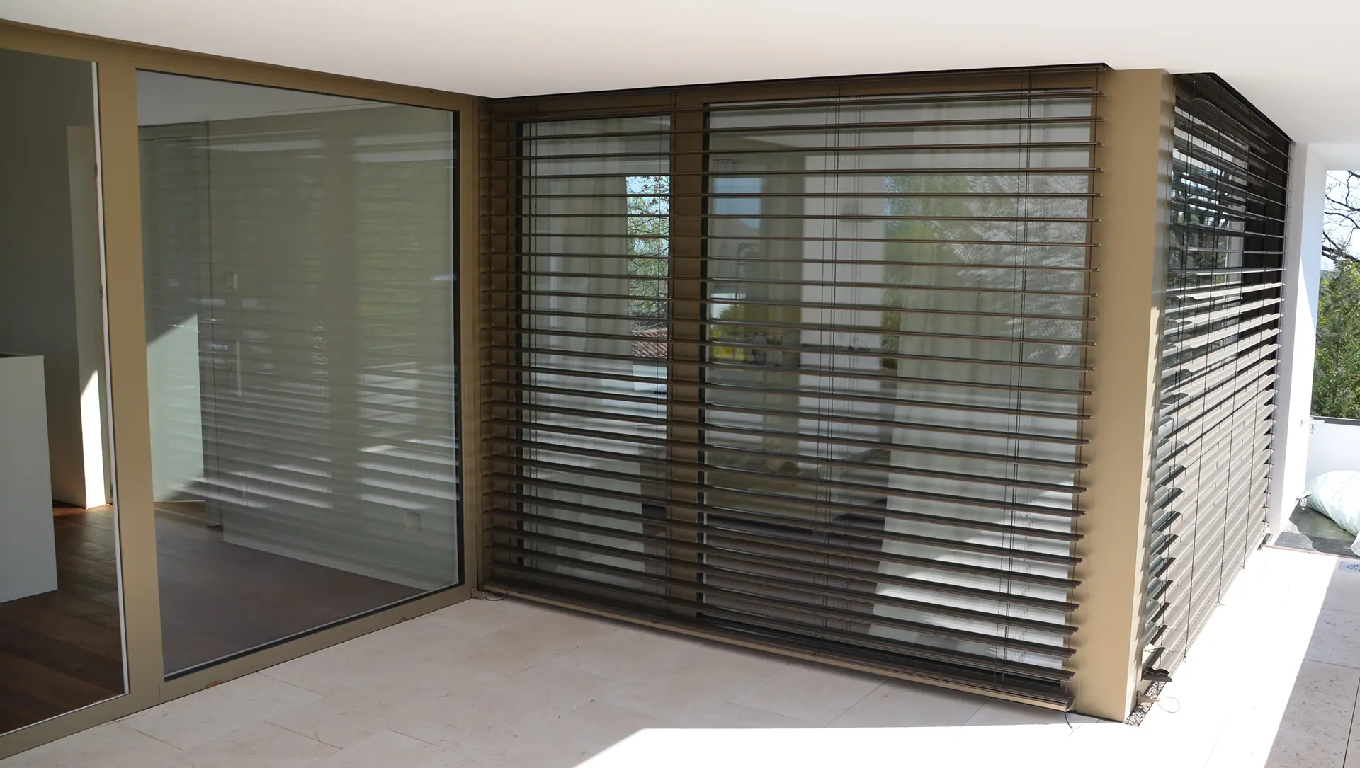 Außenansicht einer großen Fensterfront um die Ecke aus HA98-Fenstern