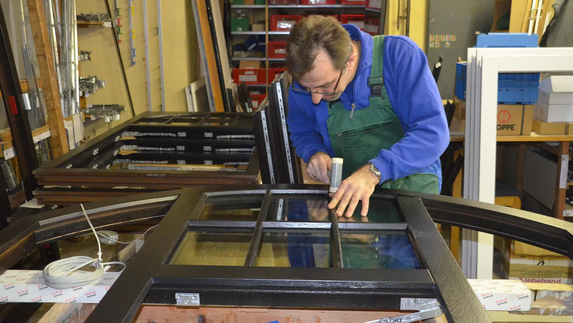 Bearbeitung eines IV80 Fensters mit schwarzem Rahmen in der Leopold Fenstermanufaktur