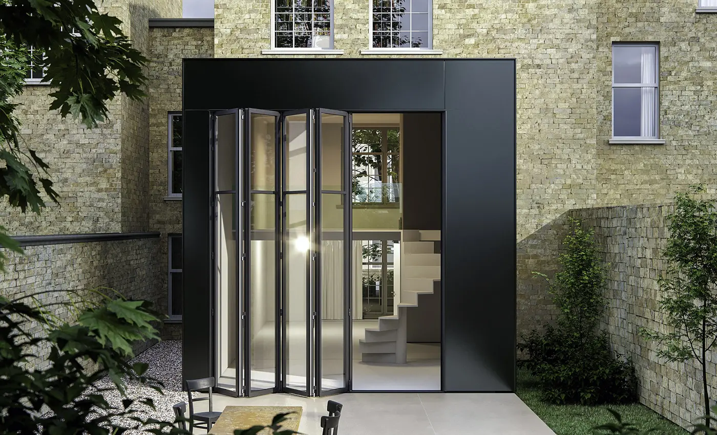 Glas-Falttüren eines modernen Gebäudes, die über zwei Stockwerke laufen.