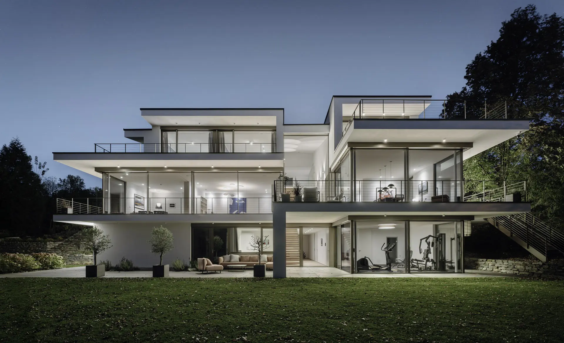 Modernes Gebäude mit vielen Glasfronten am Abend.