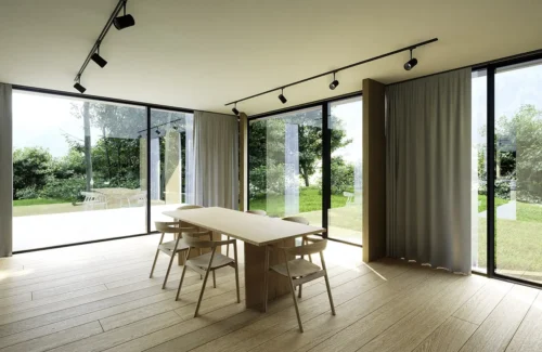 Esszimmer mit 3 deckenhohen Schiebefenstern, durch die man in den grünen Garten blicken kann.