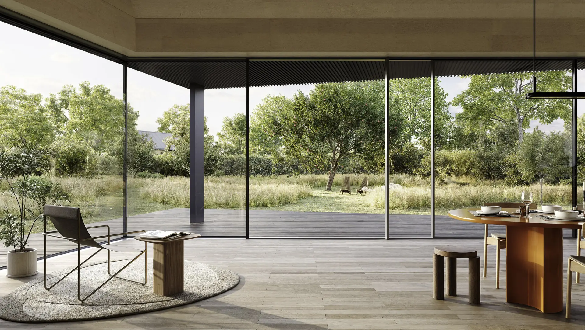 Geöffnetes Schiebefenster einer Fensterfront mit Ausblick auf eine Holz-Terrasse im Garten