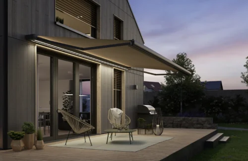 Moderne Terrasse mit Markise und Sitzbereich bei Dämmerung